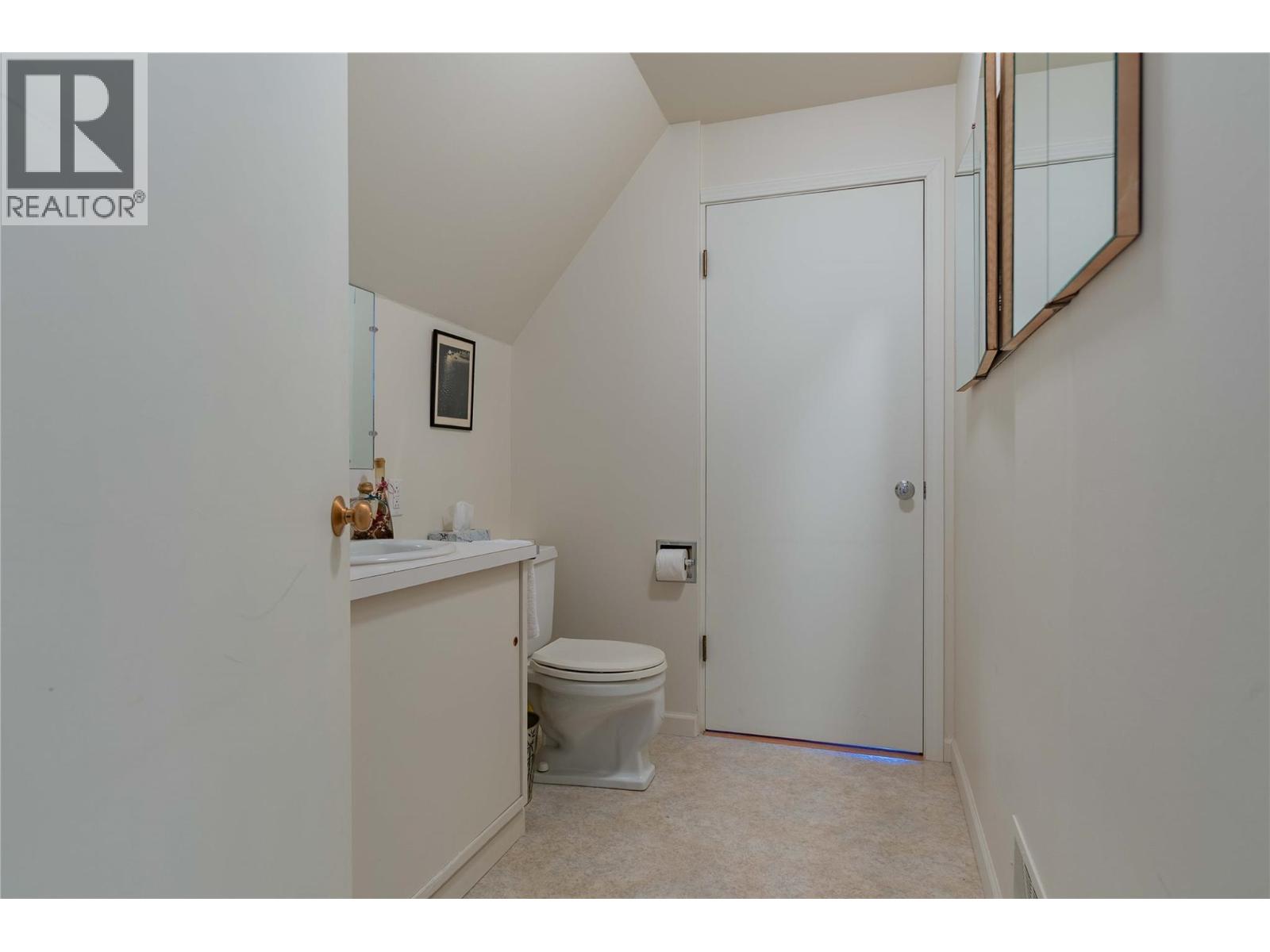 945 Thackeray Street, Warfield