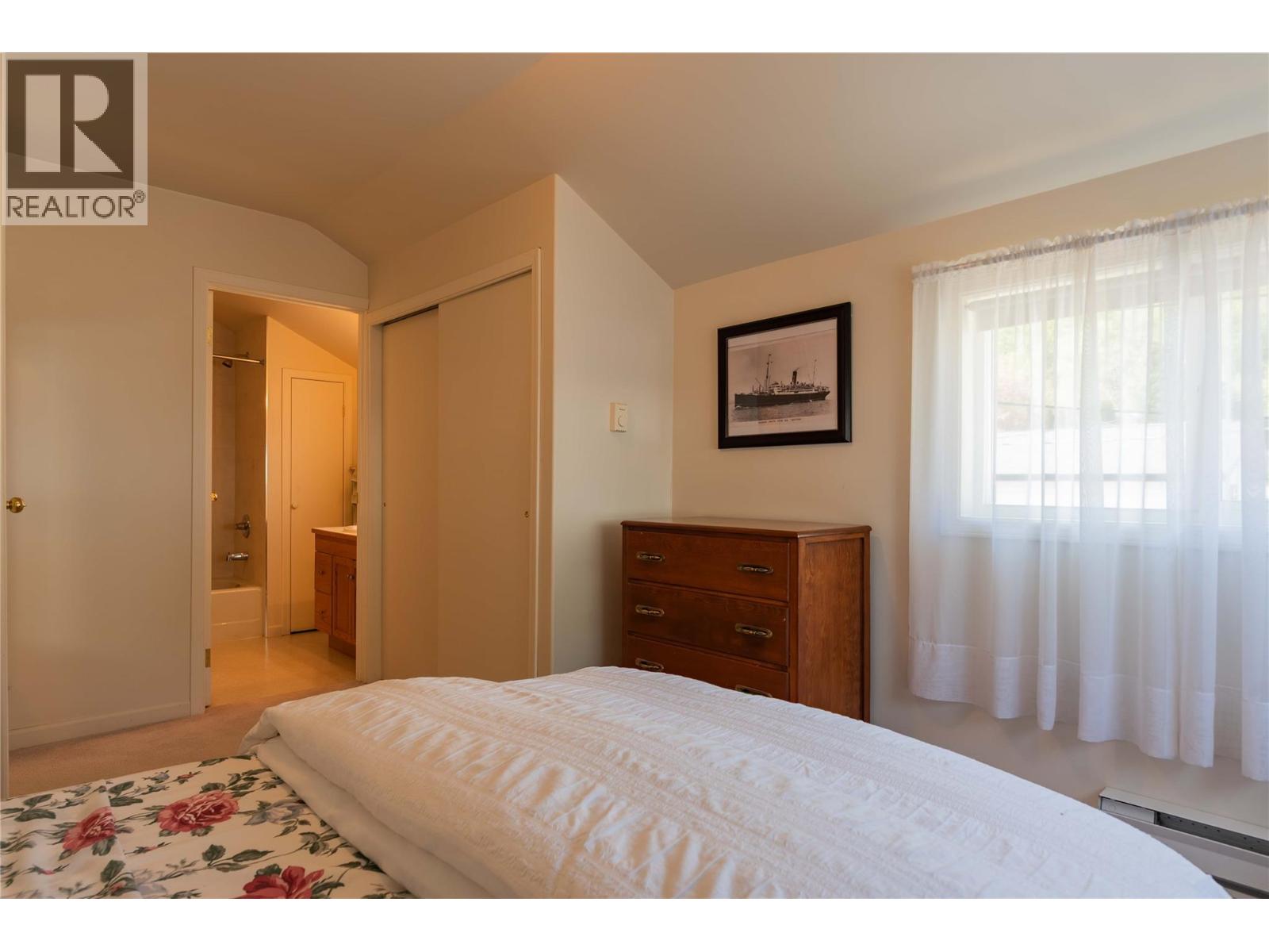 945 Thackeray Street, Warfield
