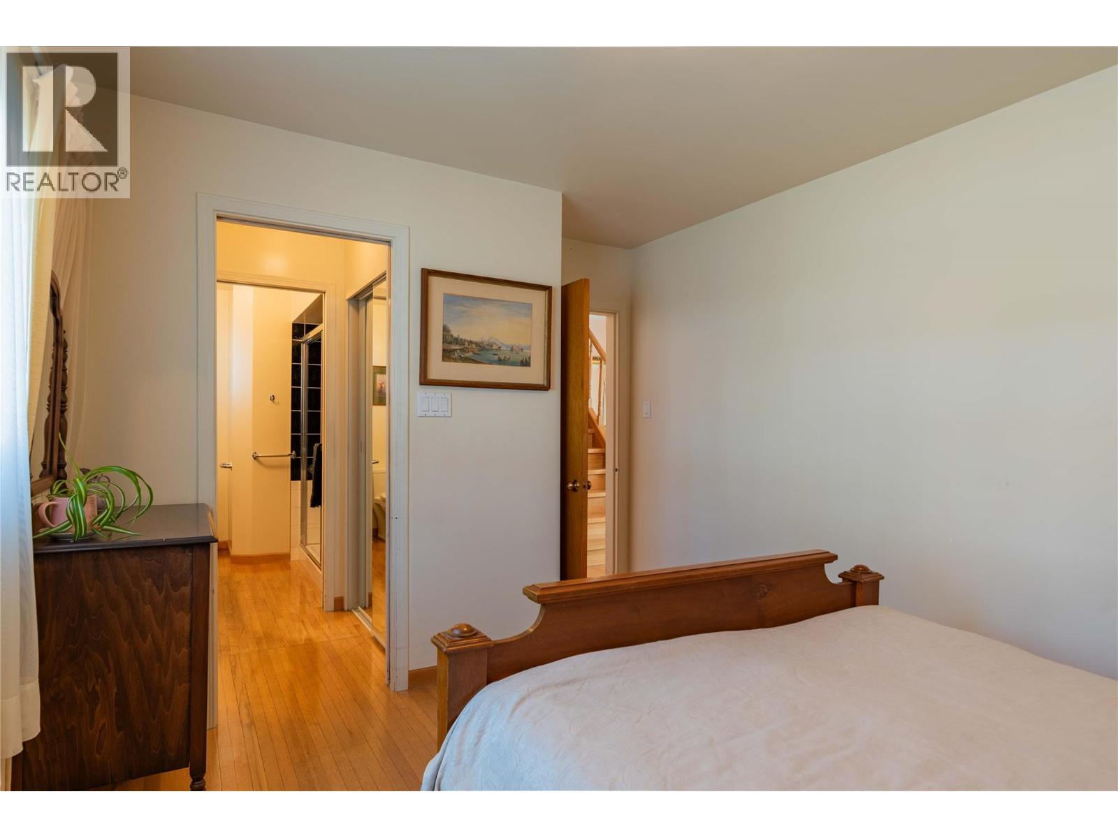 945 Thackeray Street, Warfield