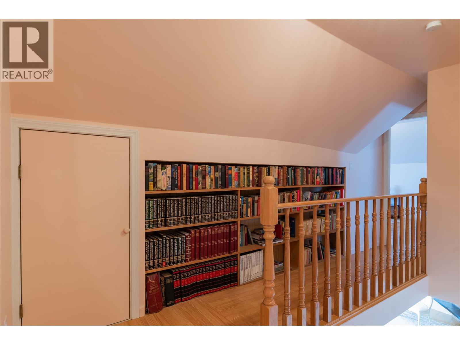 945 Thackeray Street, Warfield