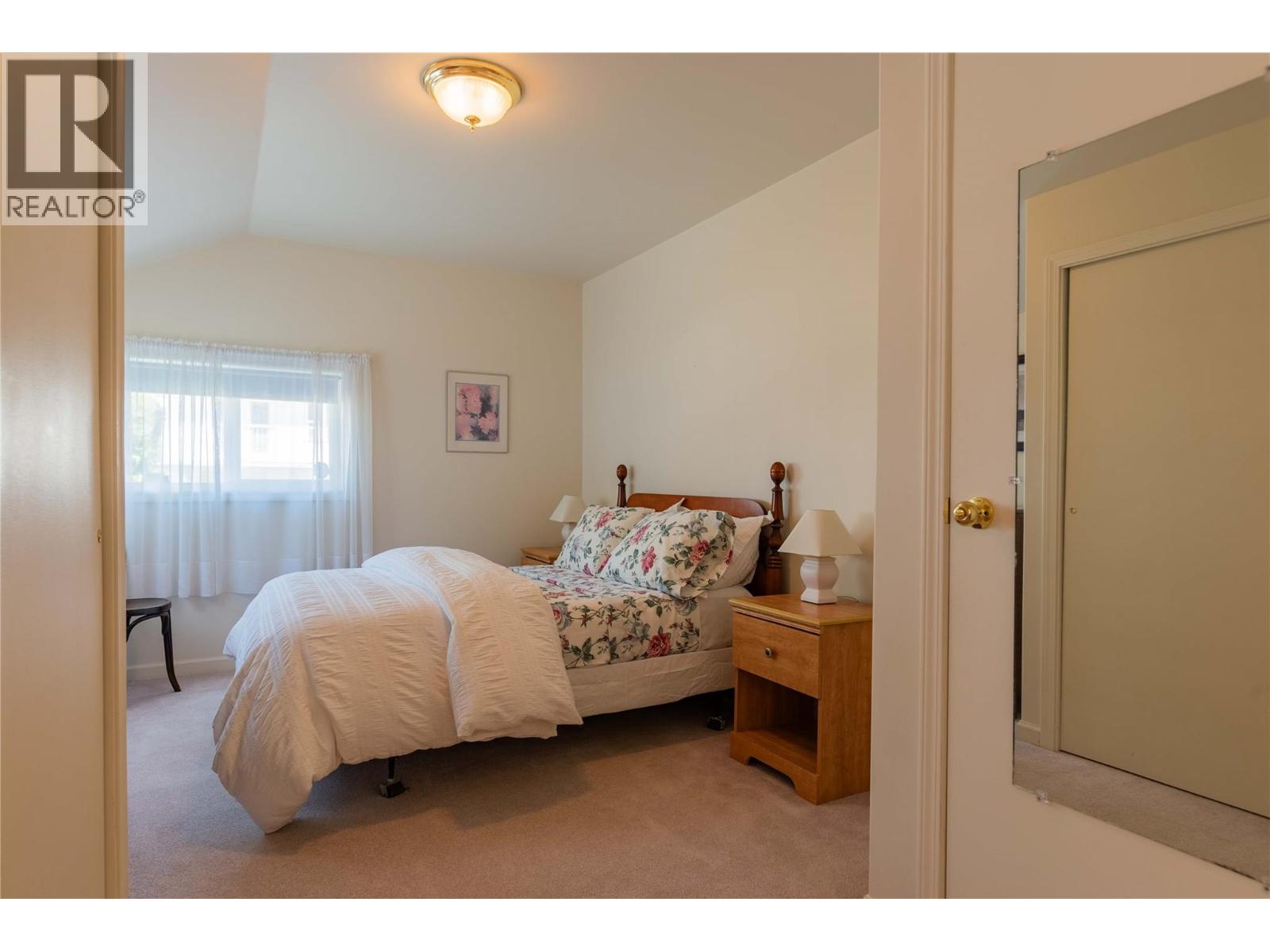 945 Thackeray Street, Warfield