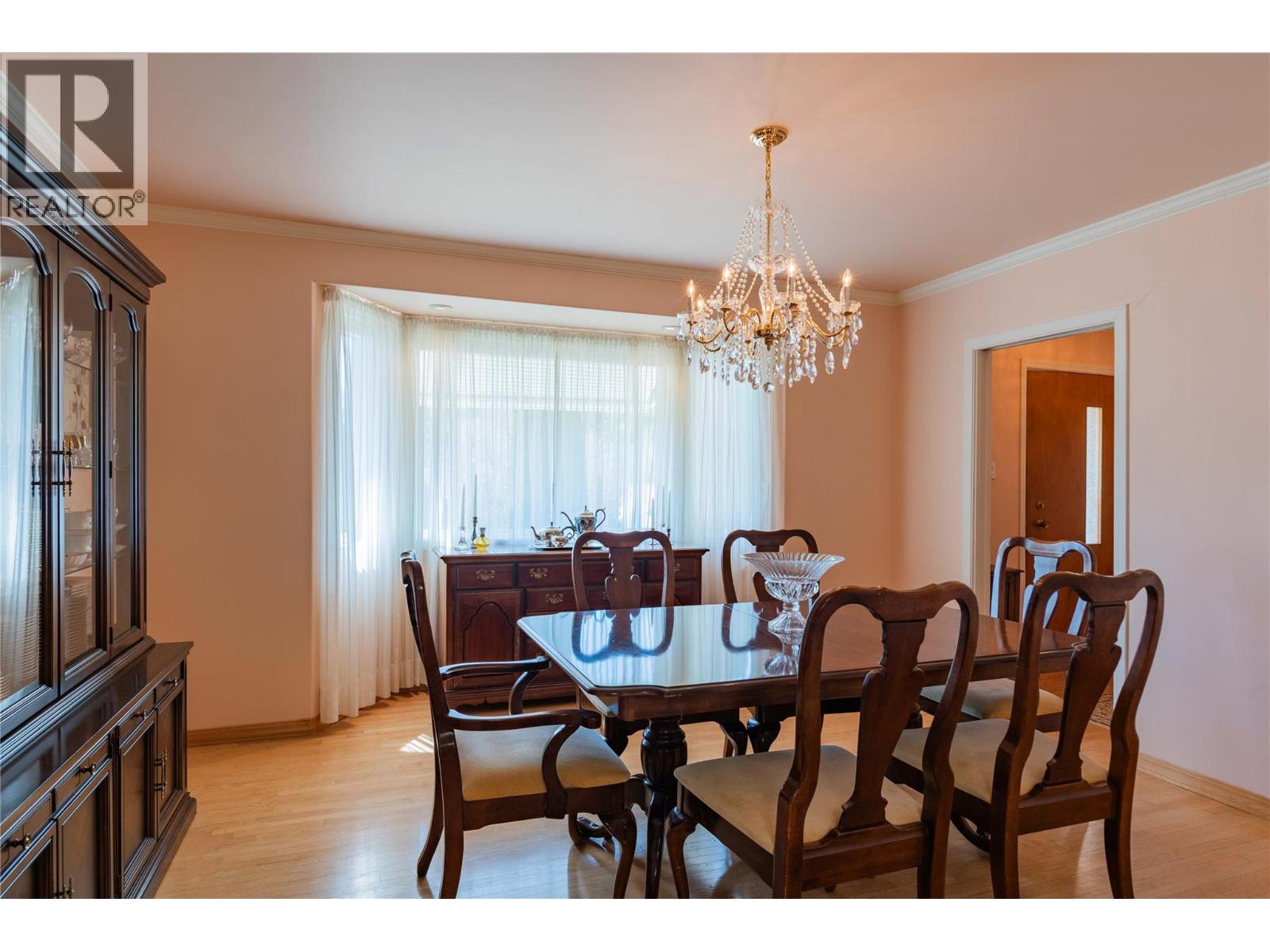 945 Thackeray Street, Warfield