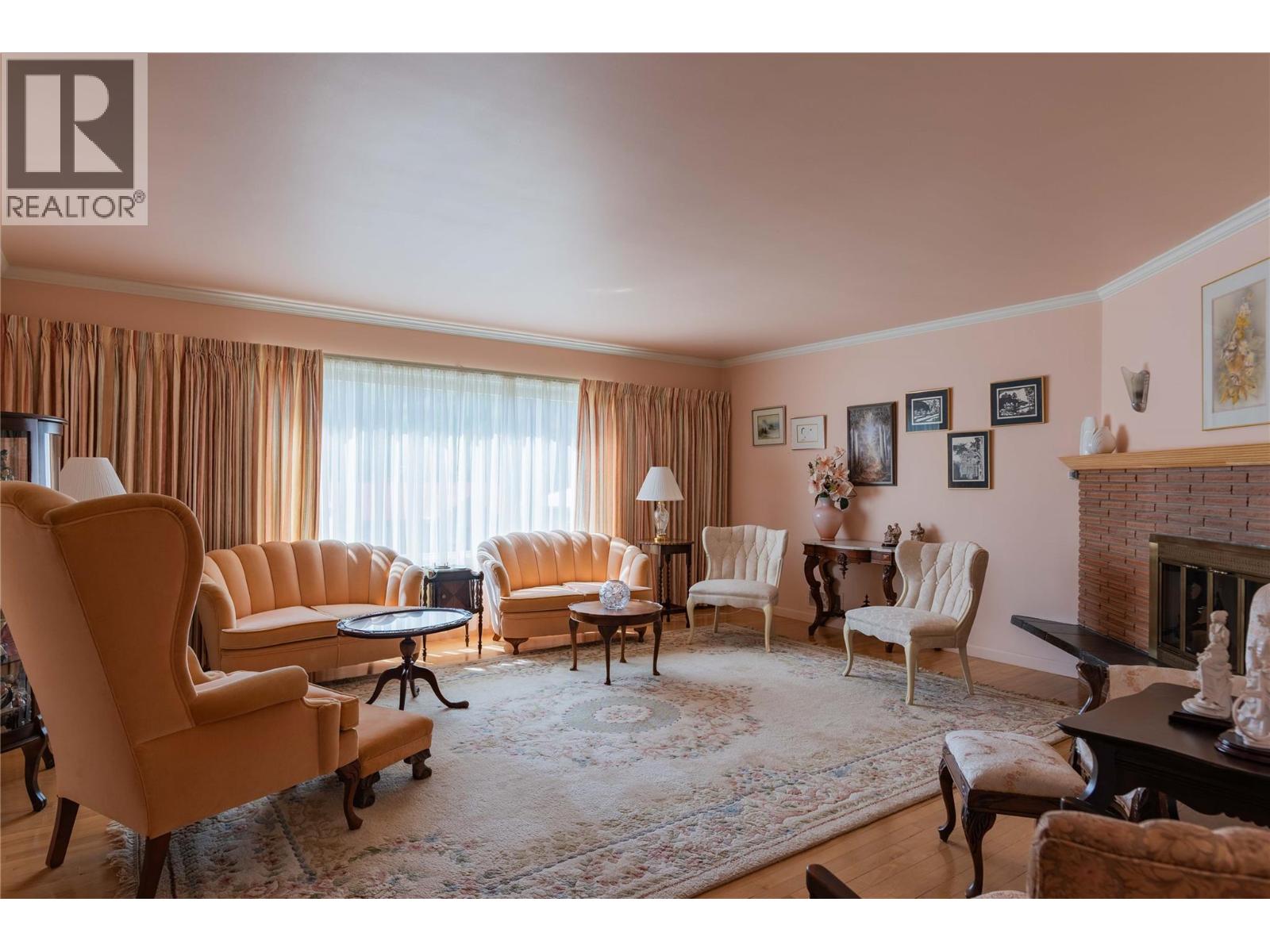 945 Thackeray Street, Warfield