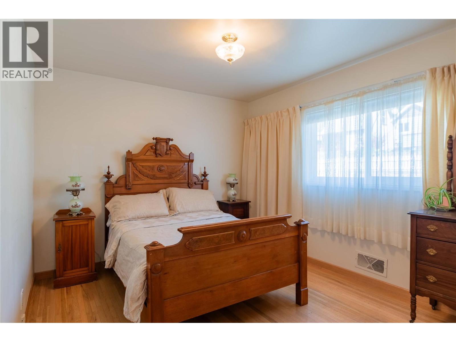 945 Thackeray Street, Warfield