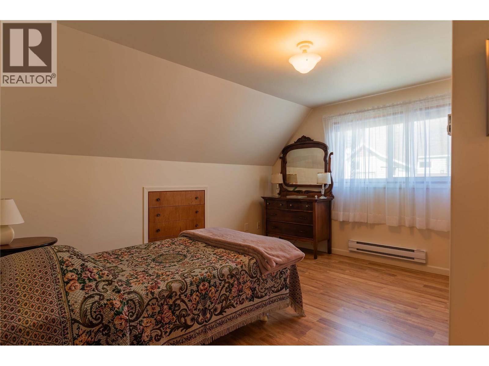 945 Thackeray Street, Warfield