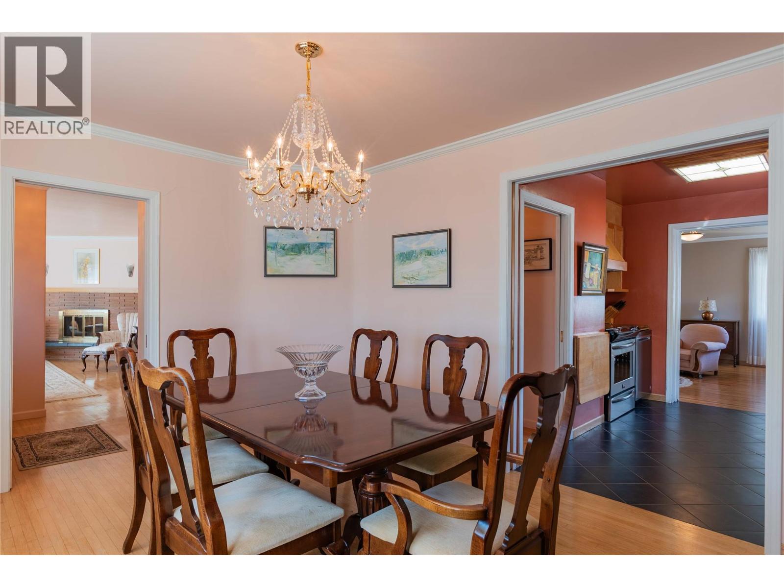 945 Thackeray Street, Warfield