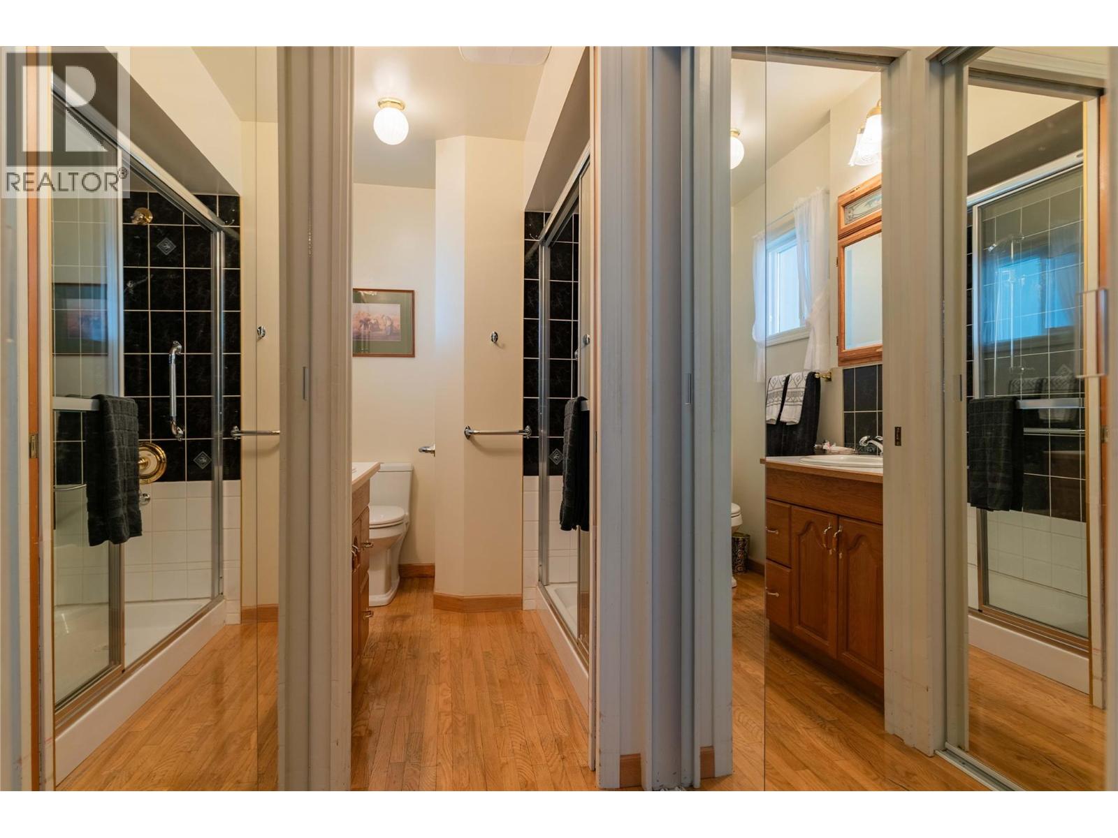 945 Thackeray Street, Warfield