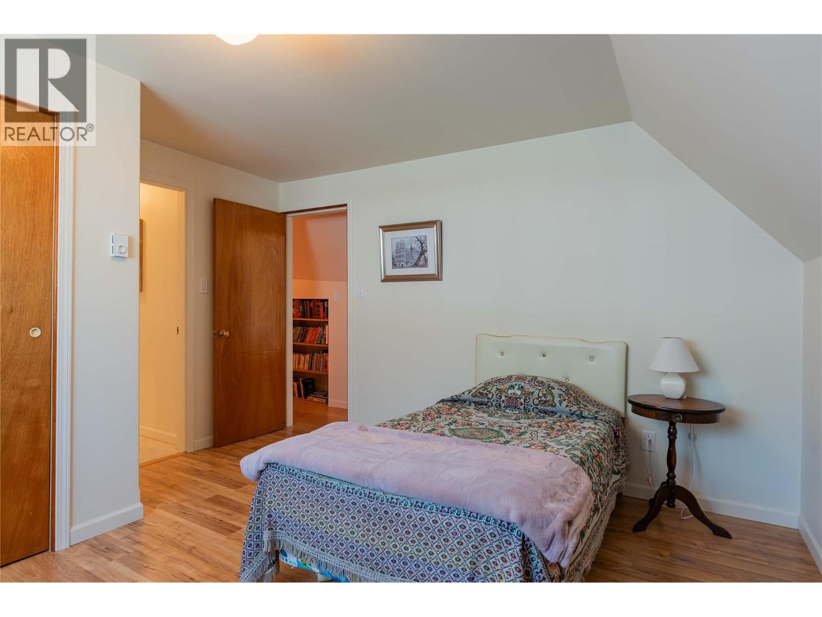 945 Thackeray Street, Warfield