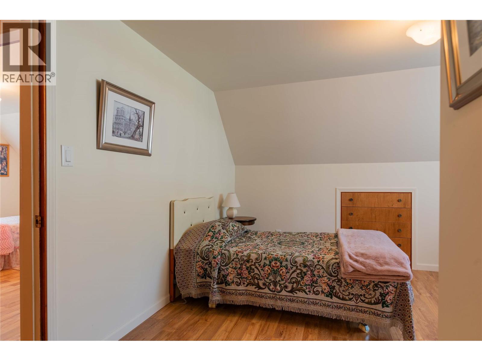 945 Thackeray Street, Warfield