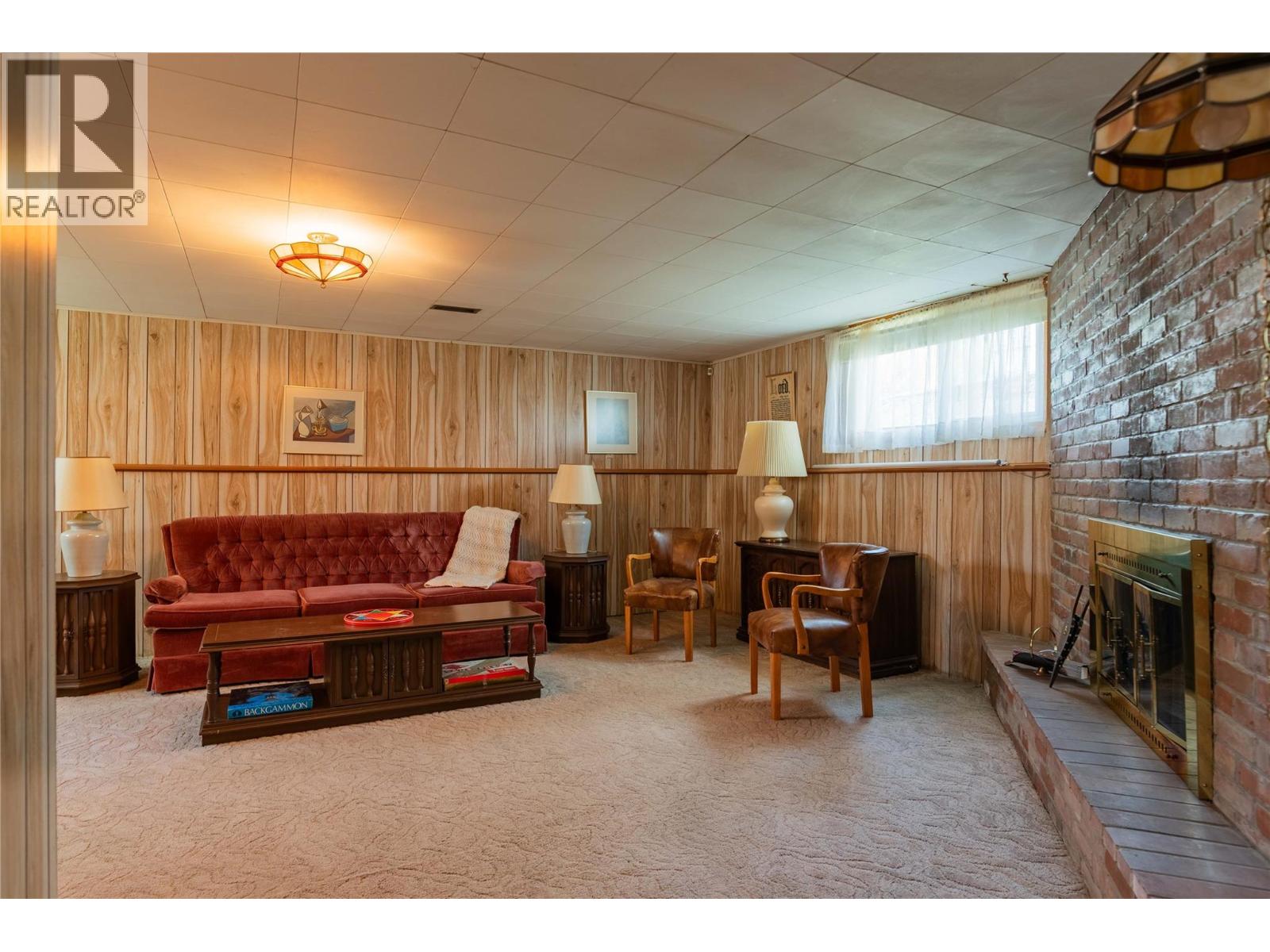 945 Thackeray Street, Warfield
