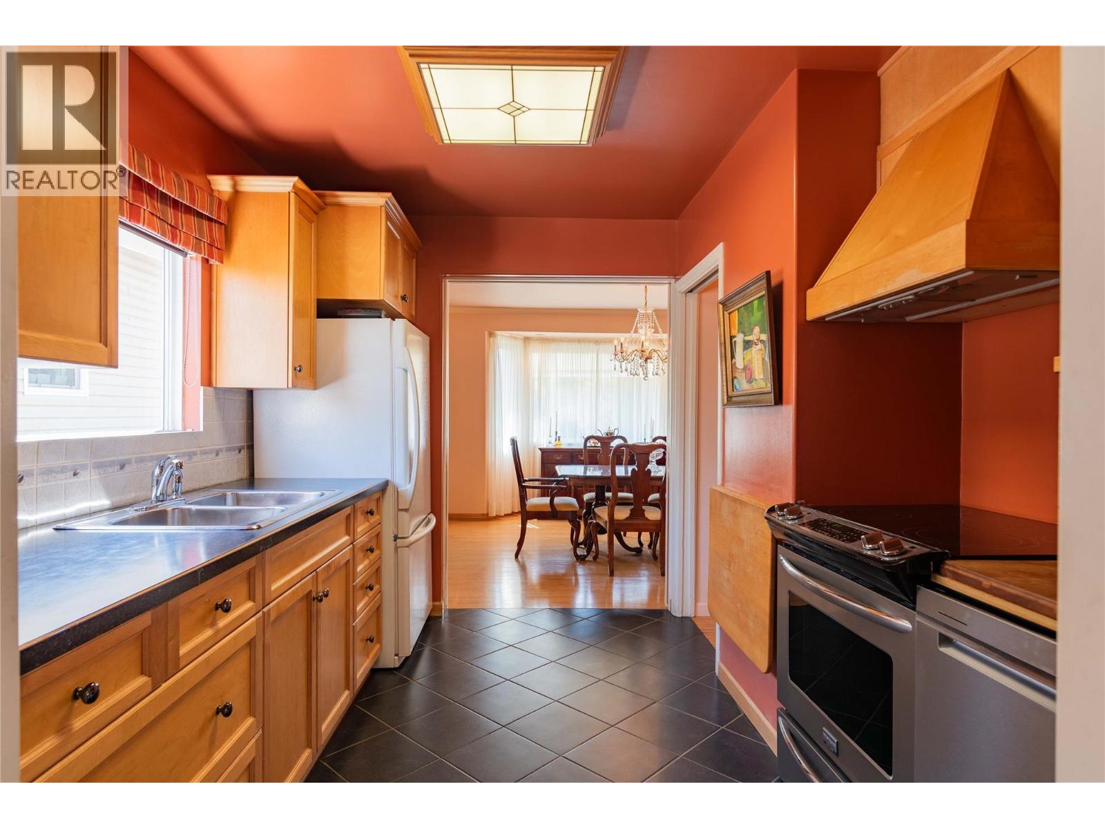 945 Thackeray Street, Warfield