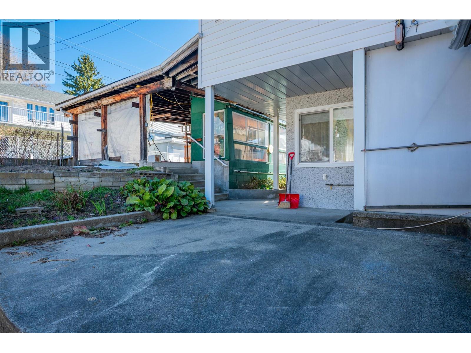 945 Thackeray Street, Warfield