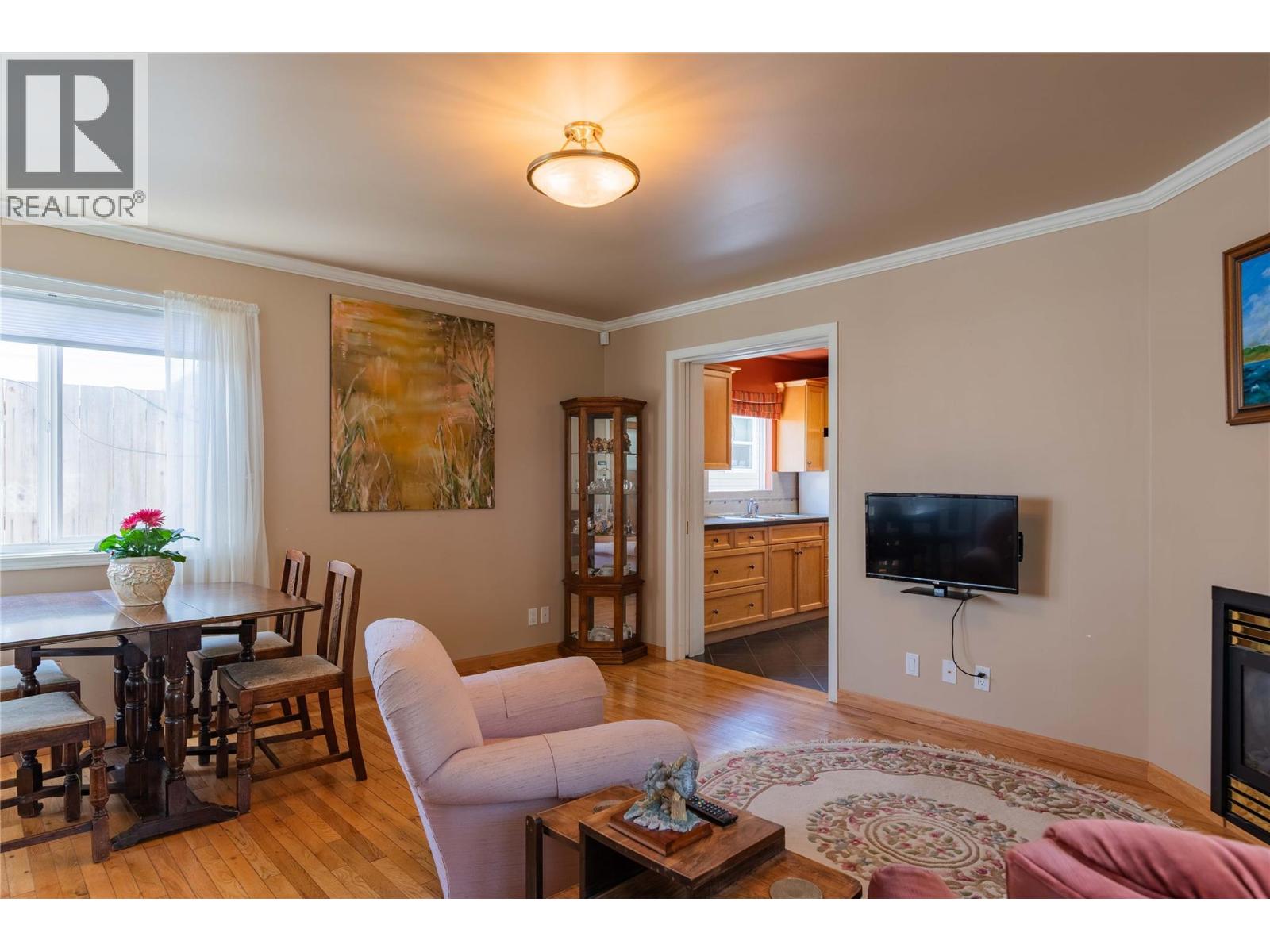 945 Thackeray Street, Warfield