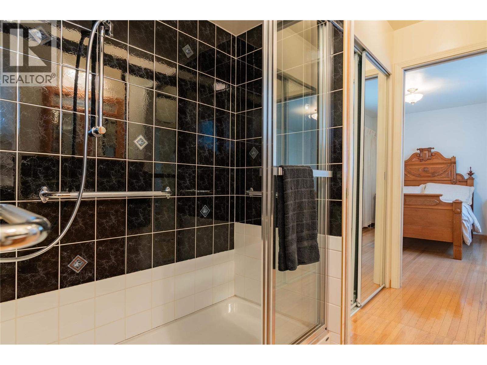 945 Thackeray Street, Warfield