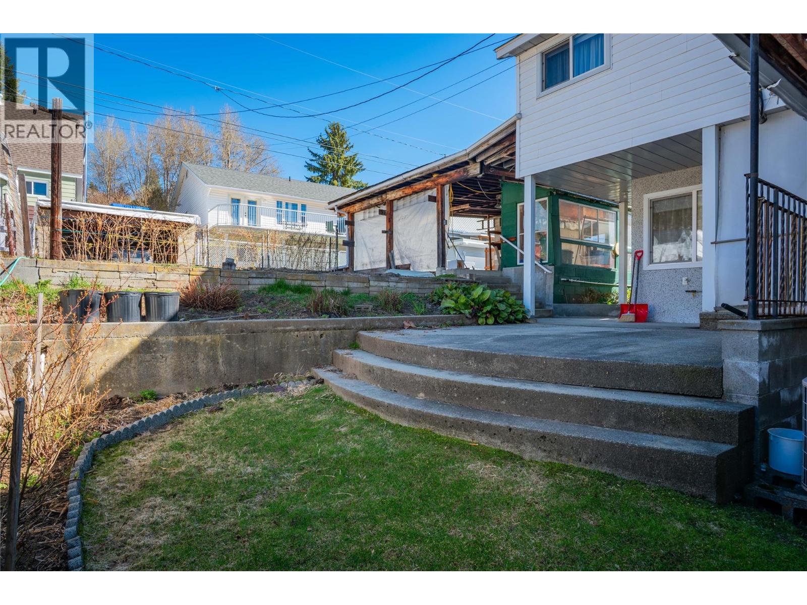 945 Thackeray Street, Warfield