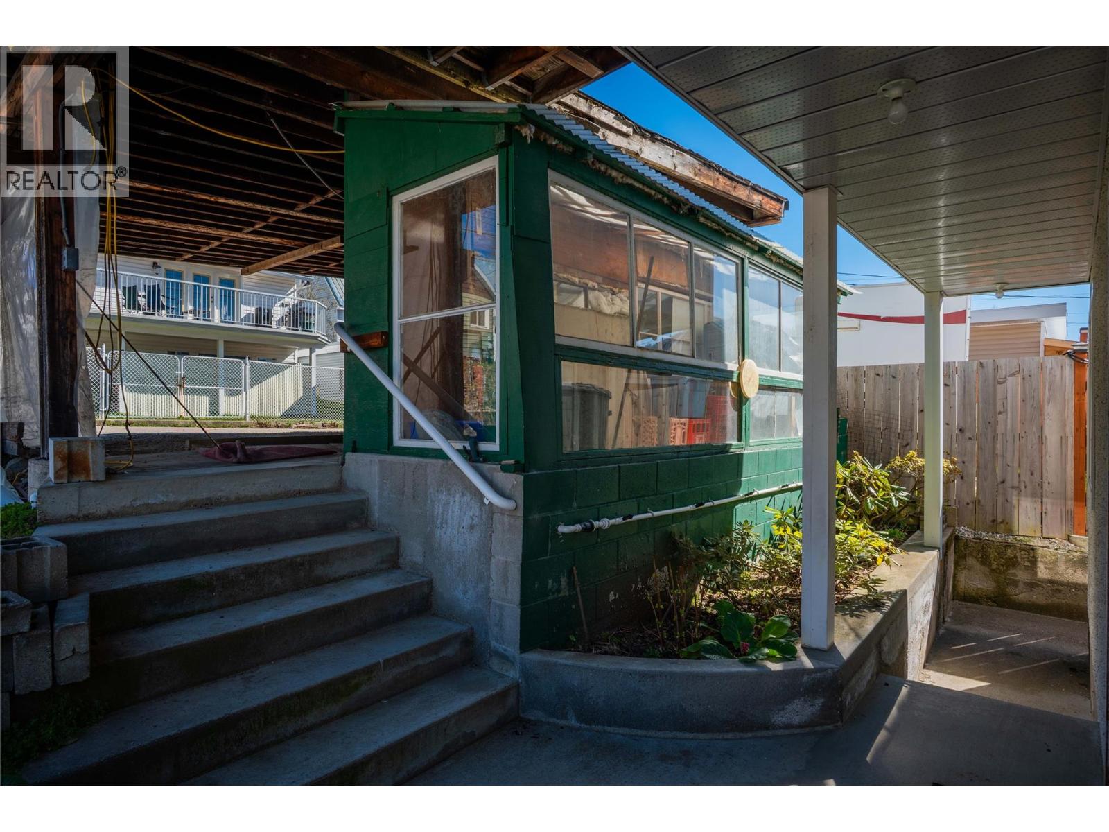 945 Thackeray Street, Warfield