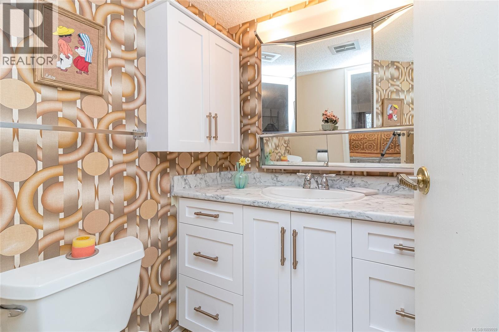 302 1025 Inverness Road, Saanich