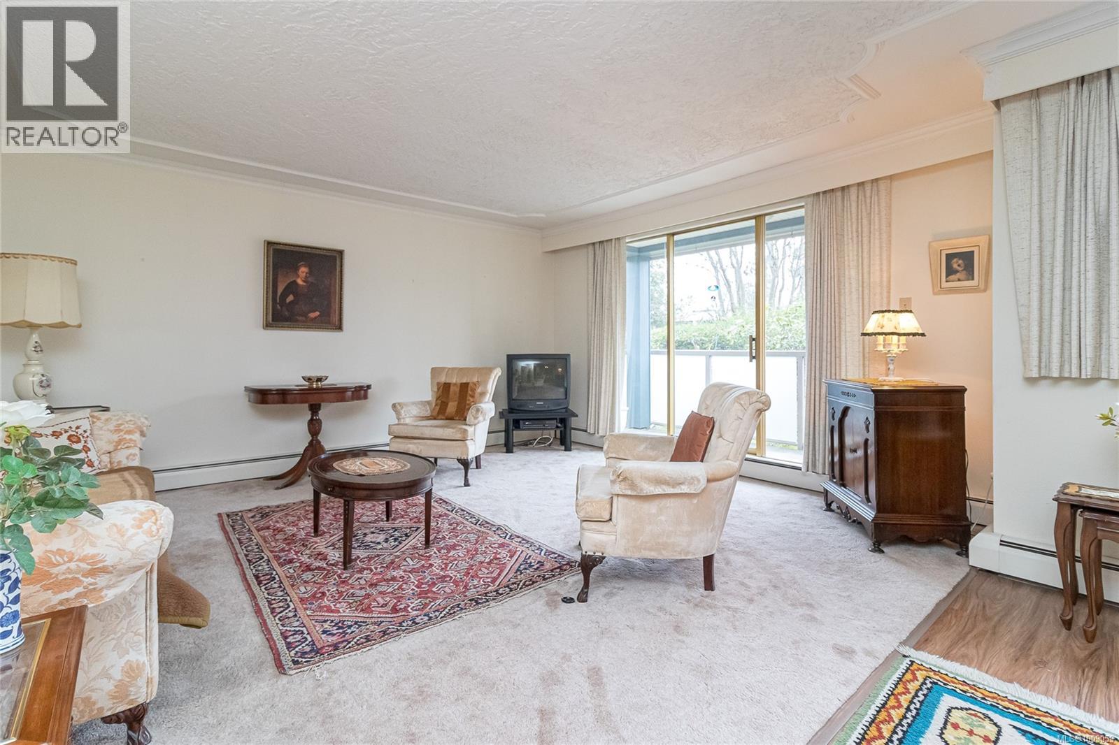 302 1025 Inverness Road, Saanich