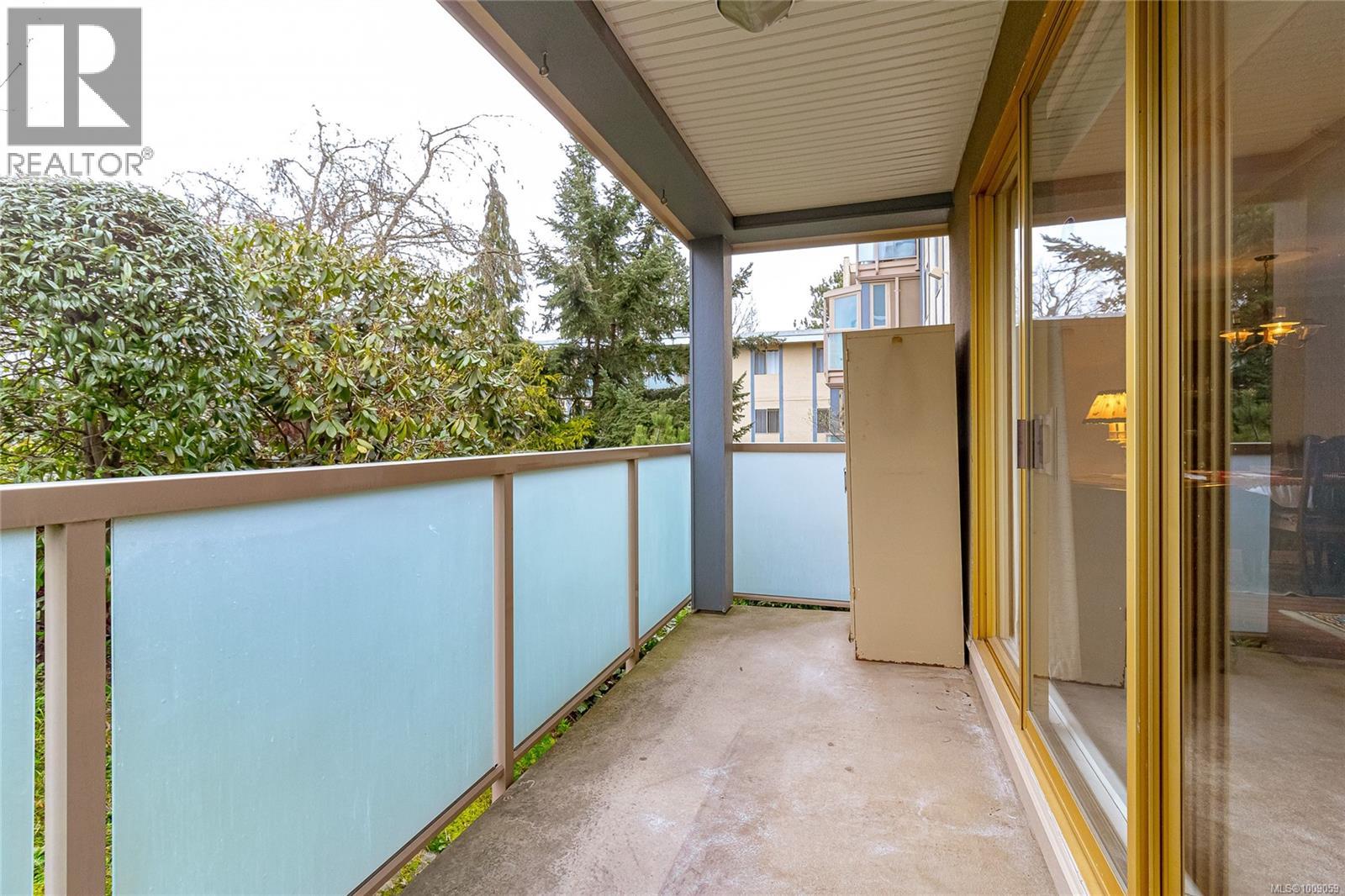 302 1025 Inverness Road, Saanich