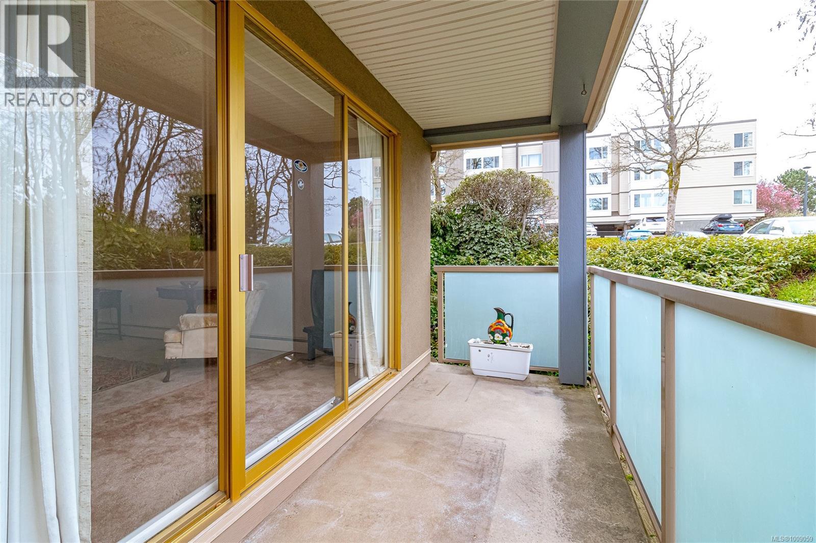 302 1025 Inverness Road, Saanich