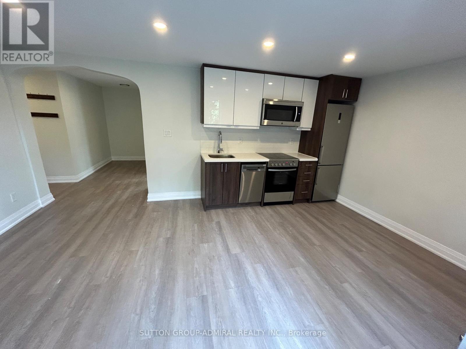 Photo 3 of 307 699 Eglinton Avenue W, Toronto ON