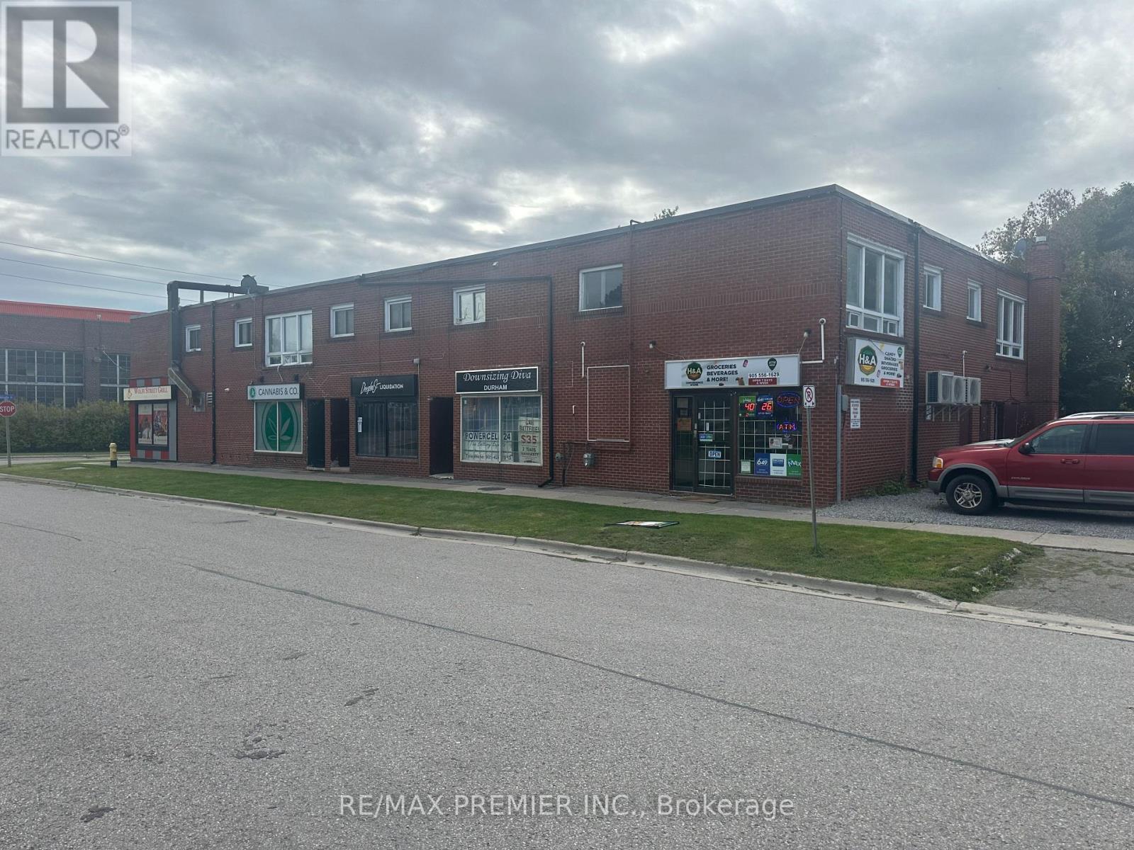 Photo 1 of 5 92 Wolfe Street, Oshawa ON