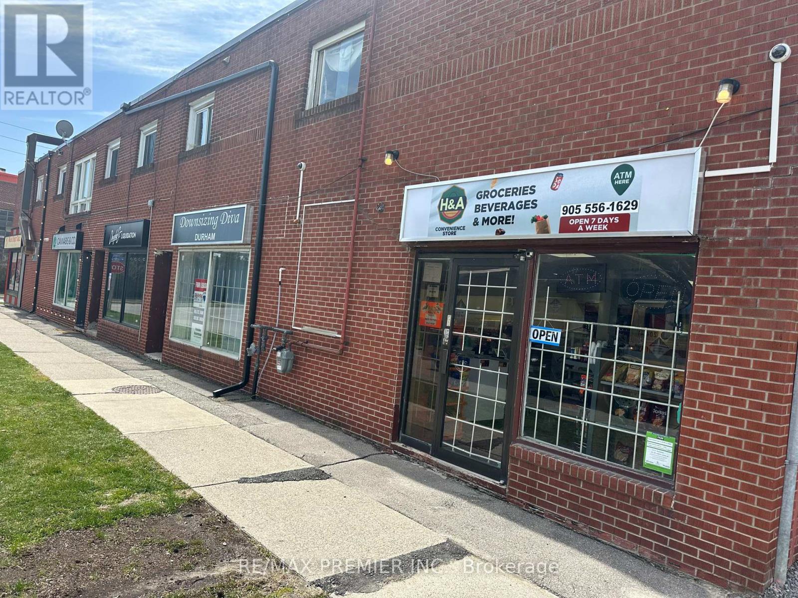 Photo 2 of 5 92 Wolfe Street, Oshawa ON