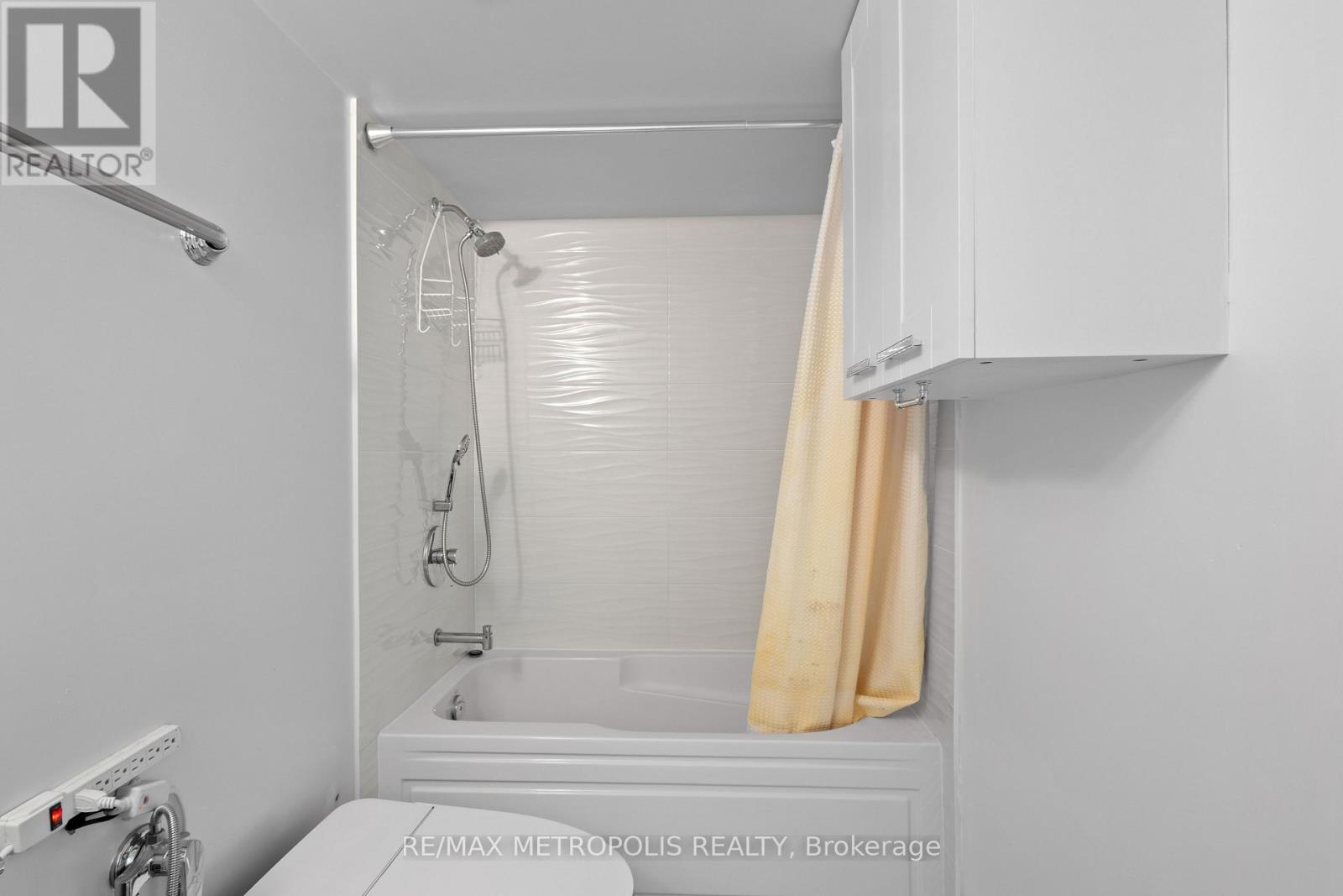 Photo 34 of 2310 20 Meadowglen Place, Toronto ON