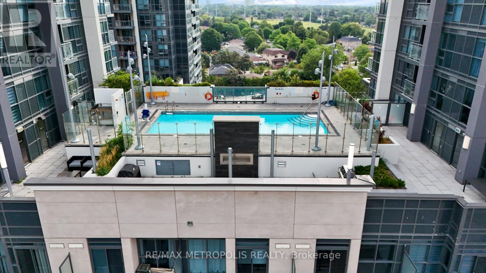 Photo 4 of 2310 20 Meadowglen Place, Toronto ON