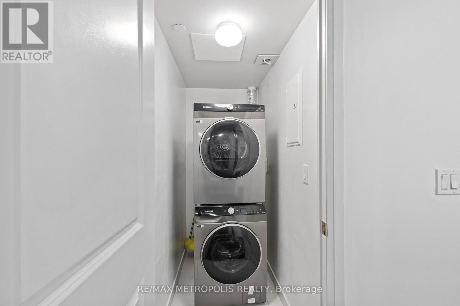 Photo 5 of 2310 20 Meadowglen Place, Toronto ON