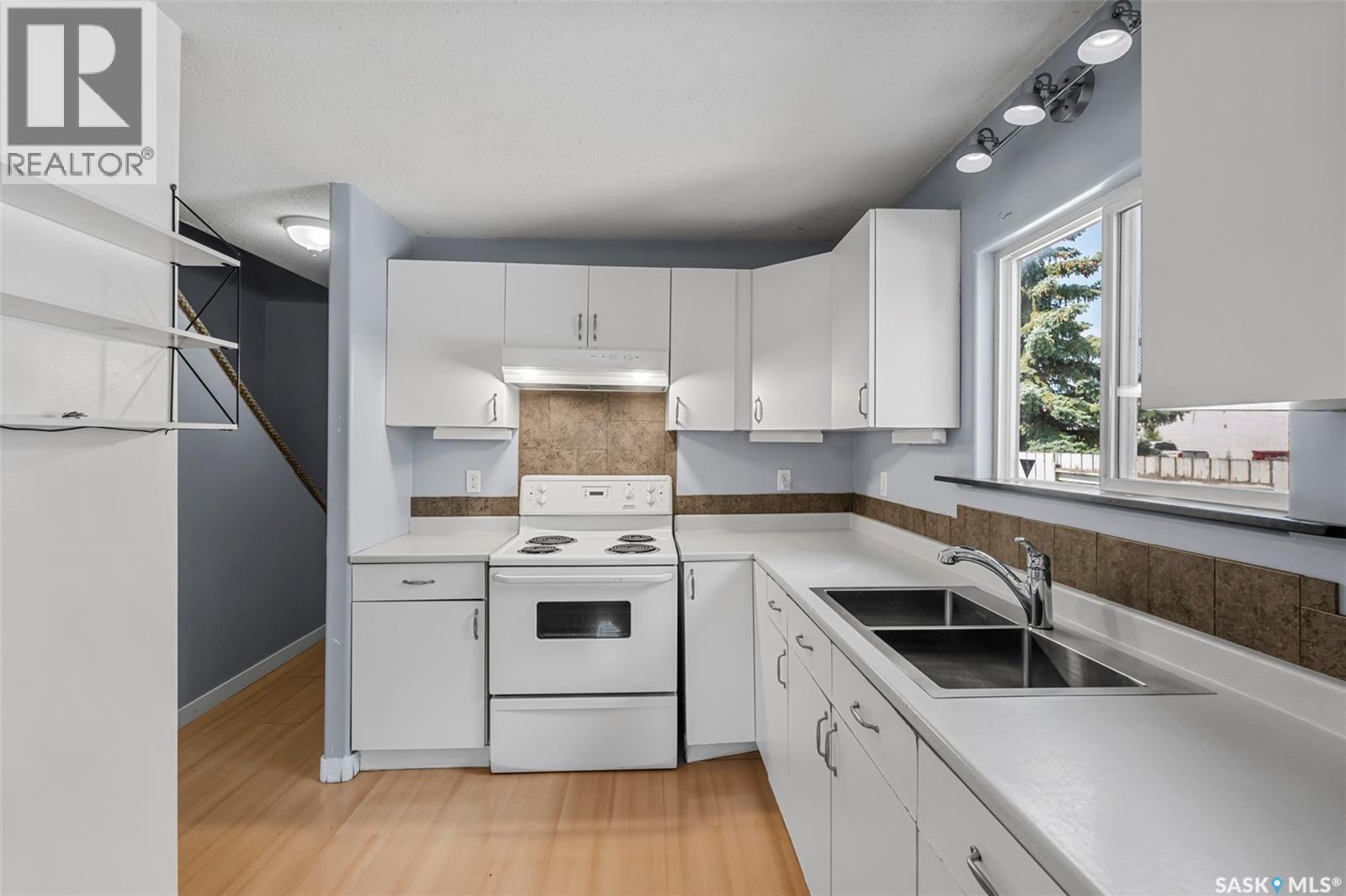 Photo 4 of 603 K Avenue S, Saskatoon SK