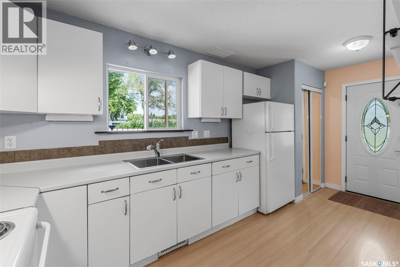 Photo 5 of 603 K Avenue S, Saskatoon SK