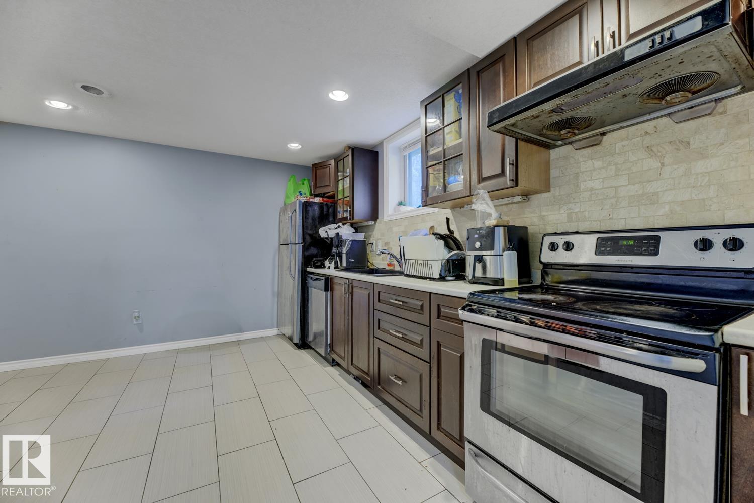 Photo 11 of 11231 72 Av Nw Nw, Edmonton AB