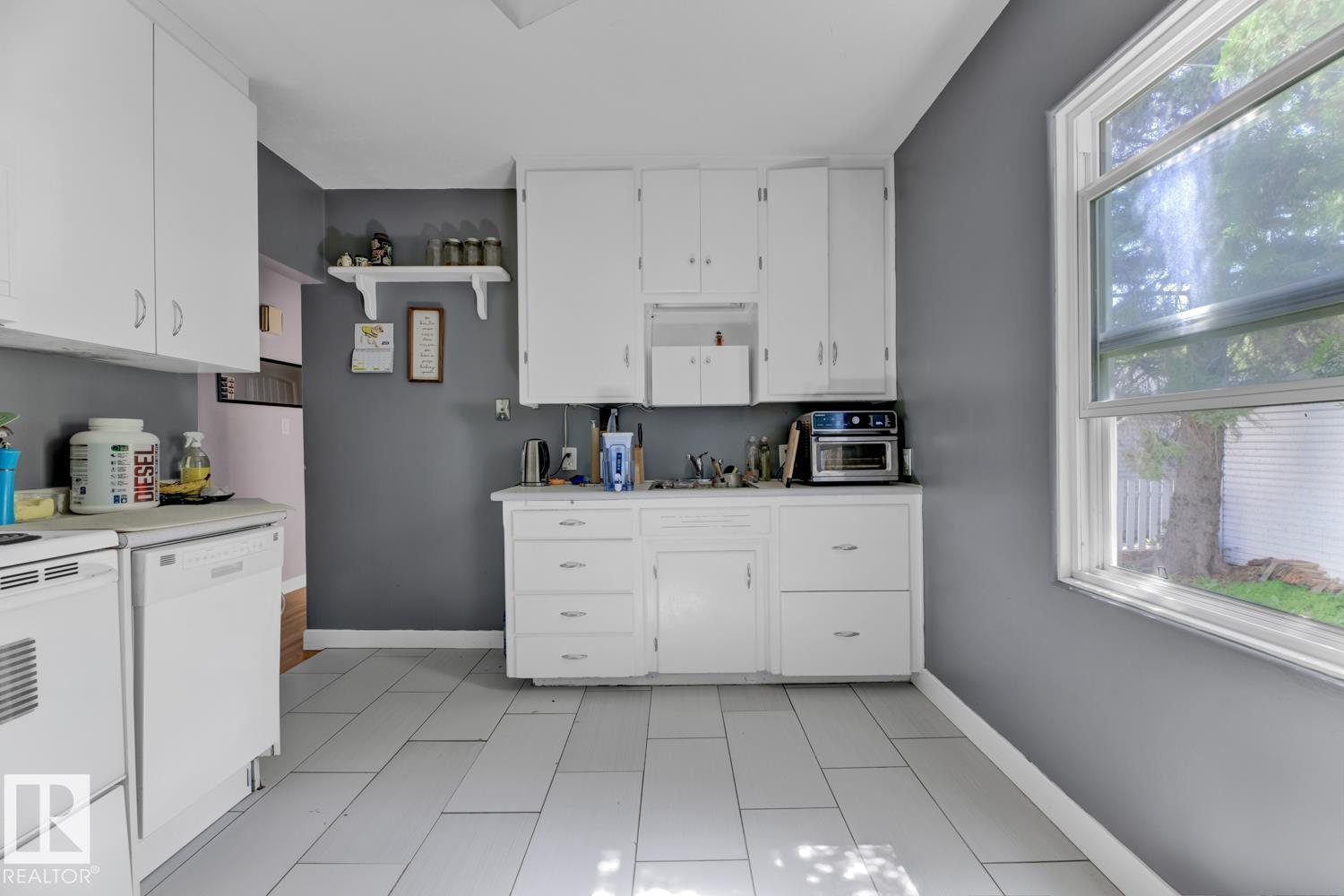 Photo 7 of 11231 72 Av Nw Nw, Edmonton AB