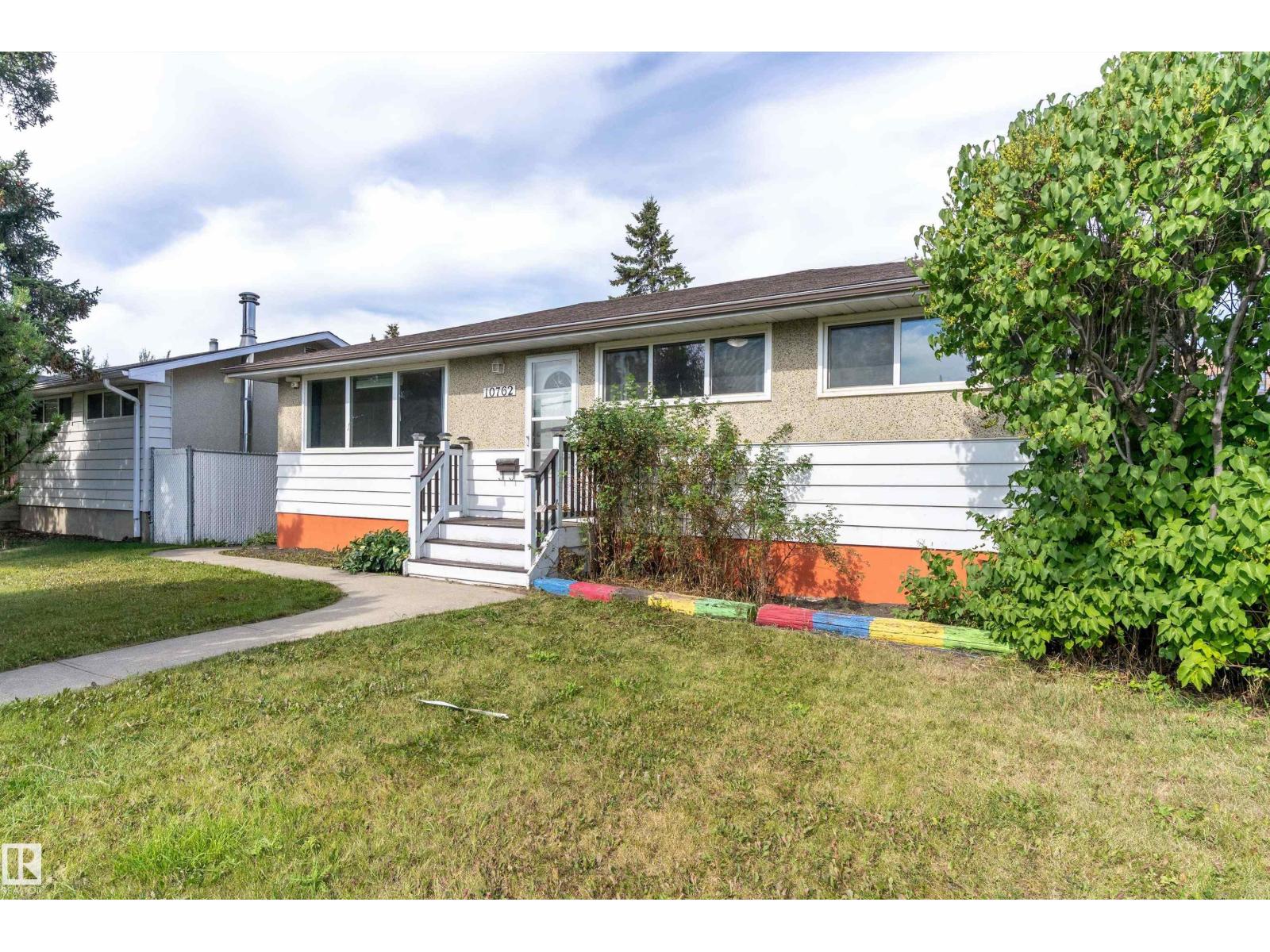 Photo 2 of 10762 164 St Nw, Edmonton AB