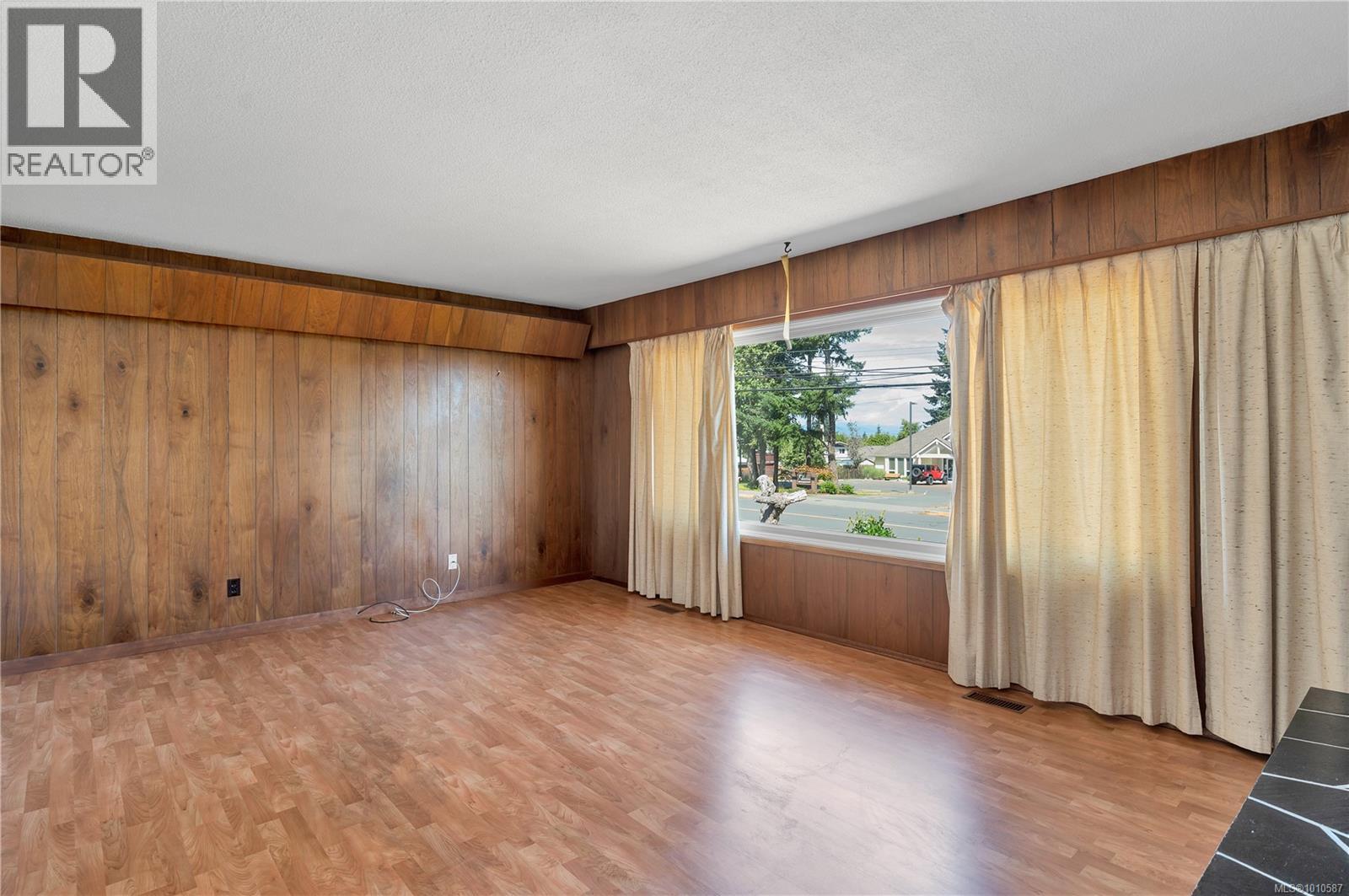 425 Evergreen Rd, Campbell River