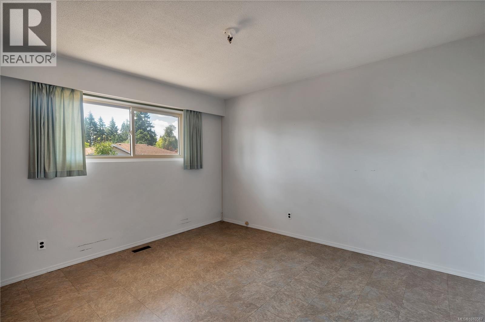 425 Evergreen Rd, Campbell River