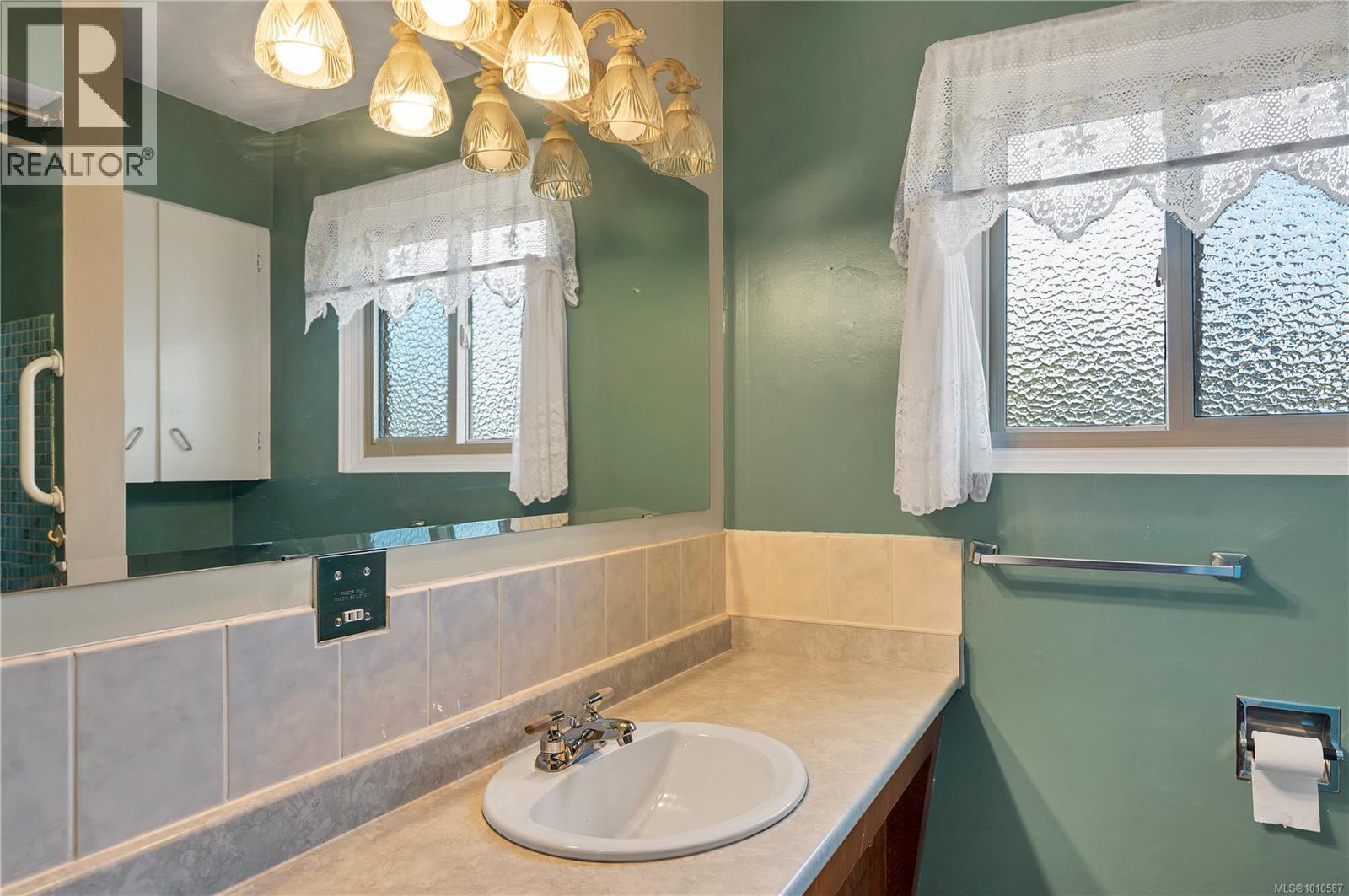 425 Evergreen Rd, Campbell River