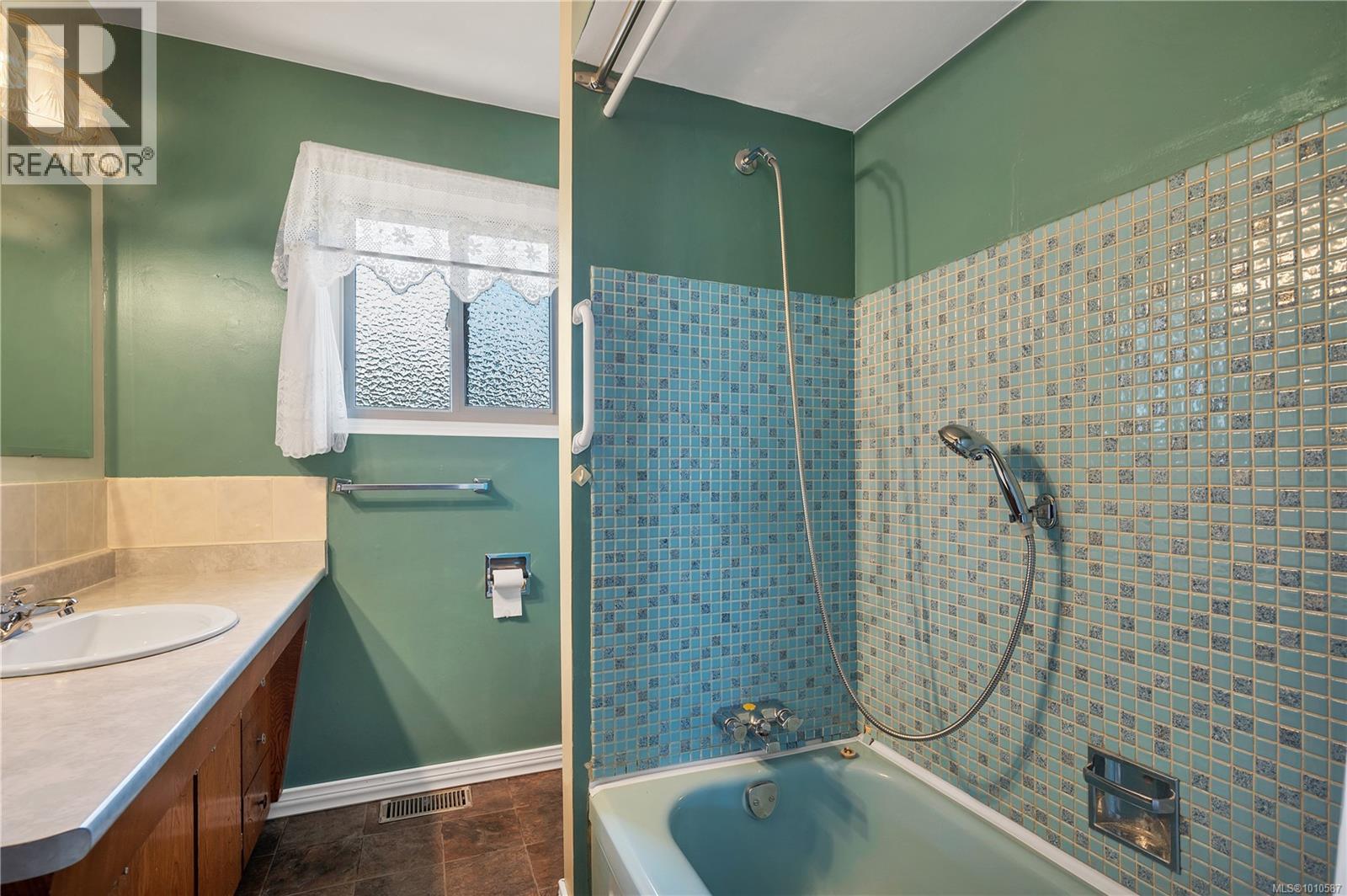 425 Evergreen Rd, Campbell River