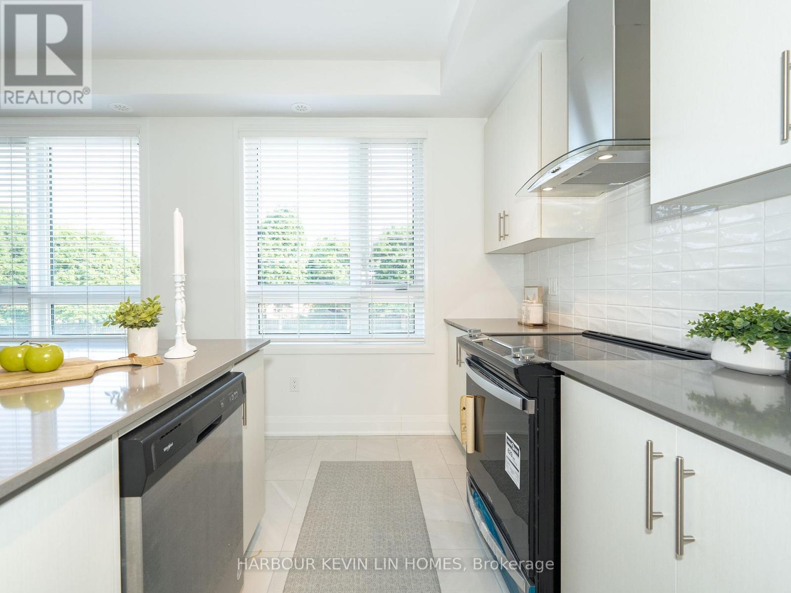 Photo 10 of 48 Carole Bell Way, Markham ON