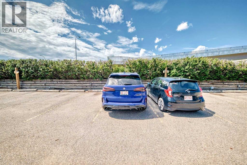 Photo 10 of 201 3727 42 Street Nw, Calgary AB
