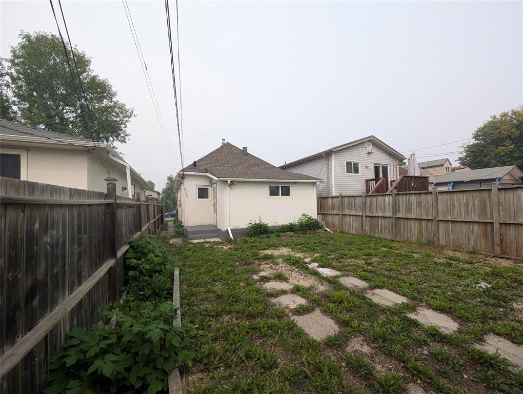 Photo 4 of 482 Harbison Avenue, Winnipeg MB
