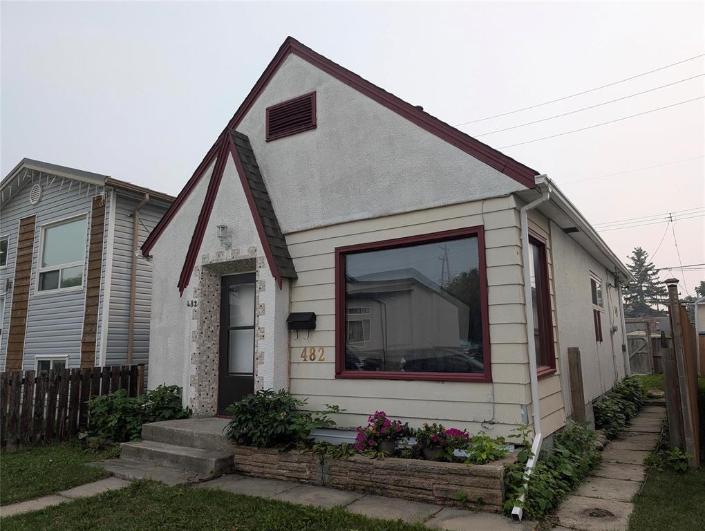 Photo 2 of 482 Harbison Avenue, Winnipeg MB