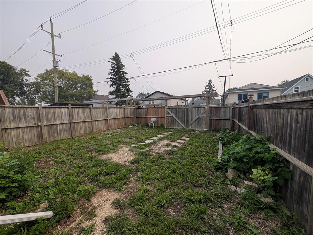 Photo 3 of 482 Harbison Avenue, Winnipeg MB