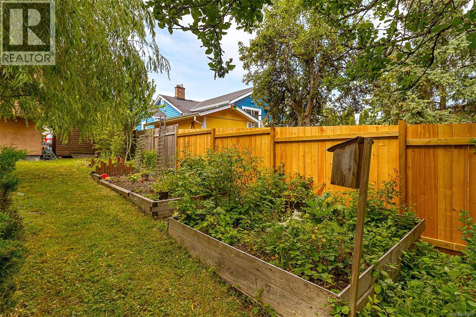 Photo 10 of 200 Obed Ave, Saanich BC