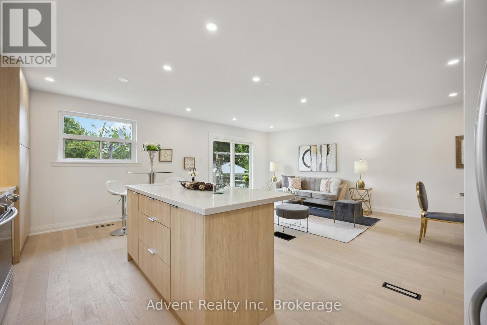 Photo 7 of 73 Glen Springs Drive, Toronto ON