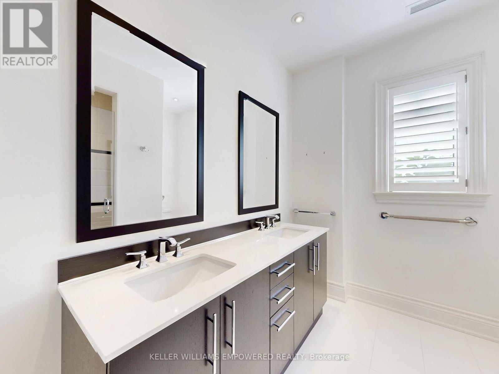 Photo 29 of 12 Macleod Estate Court, Richmond Hill ON