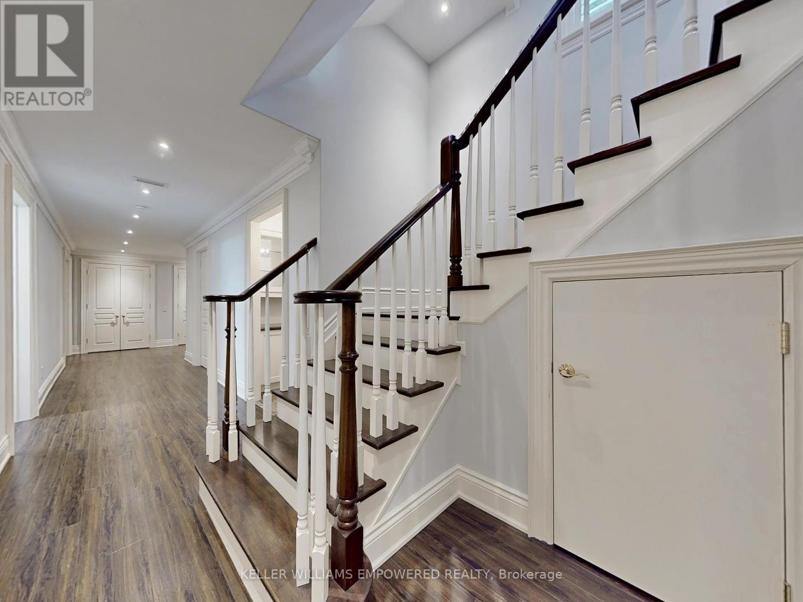 Photo 35 of 12 Macleod Estate Court, Richmond Hill ON