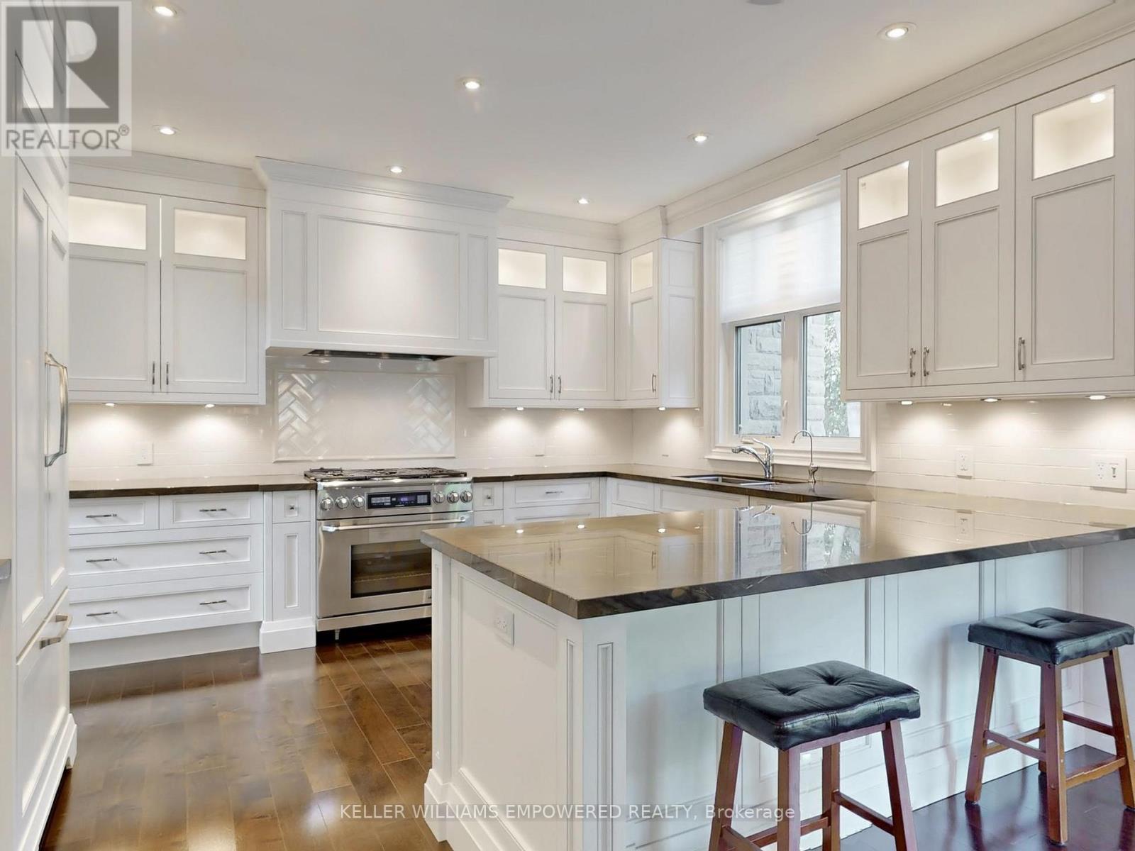Photo 7 of 12 Macleod Estate Court, Richmond Hill ON