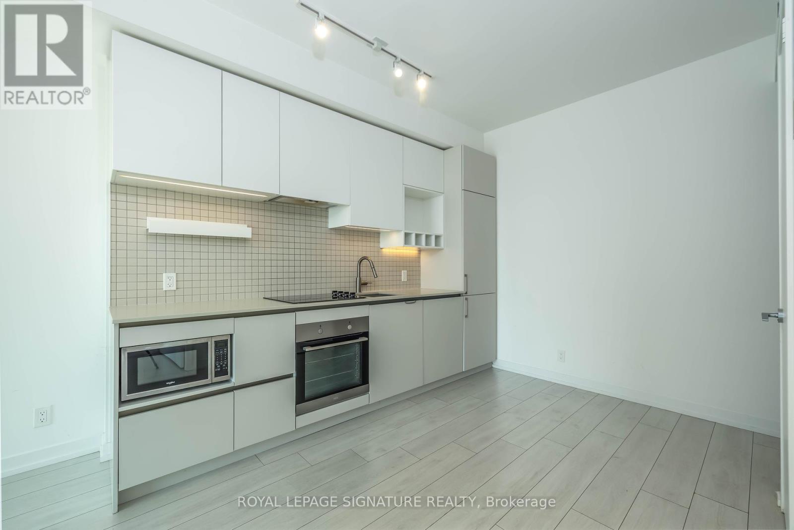 Photo 1 of 1810 950 Portage Parkway, Vaughan ON